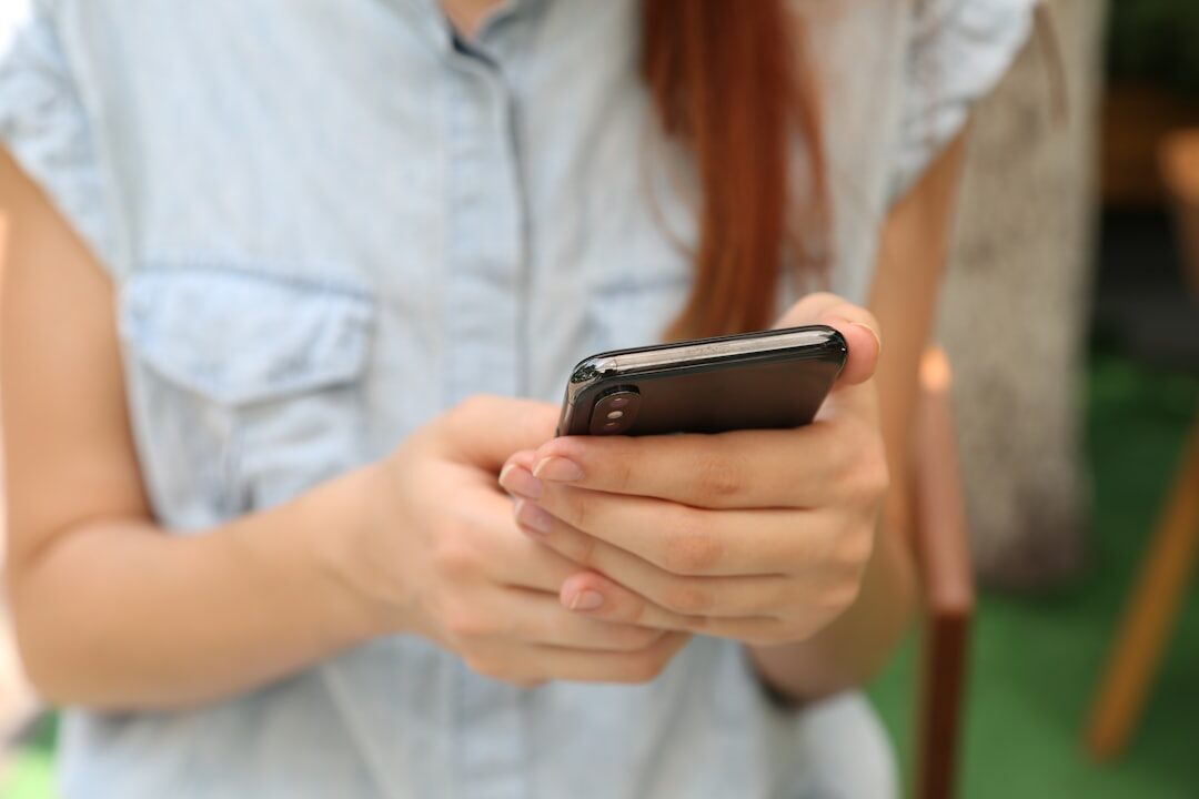 celebrity using smartphone